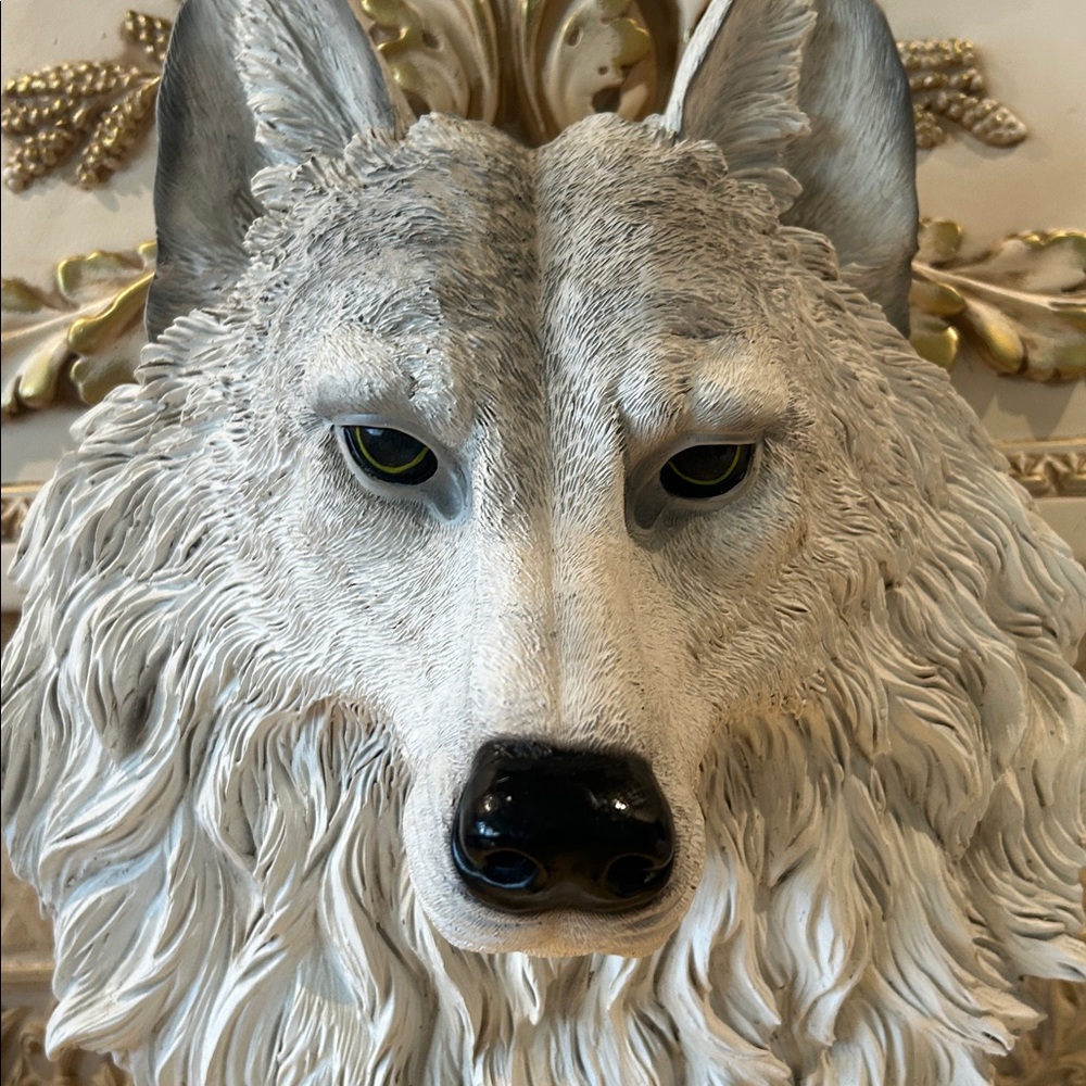 NWT White Wolf Bust 16” Wall Sculpture - Realistic Resin Decor